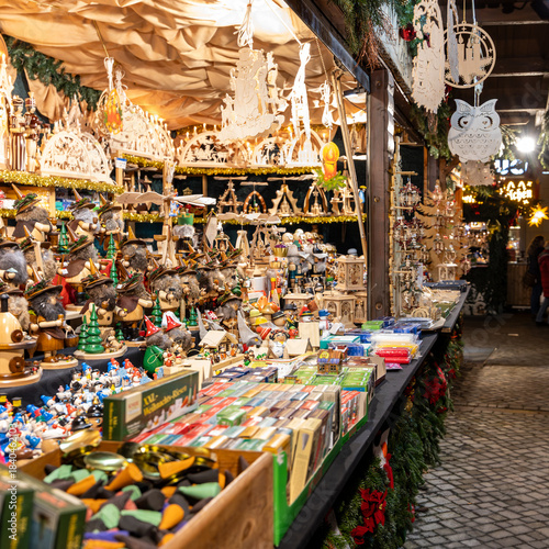 Geschenkestand auf dem Weihnachtsmarkt