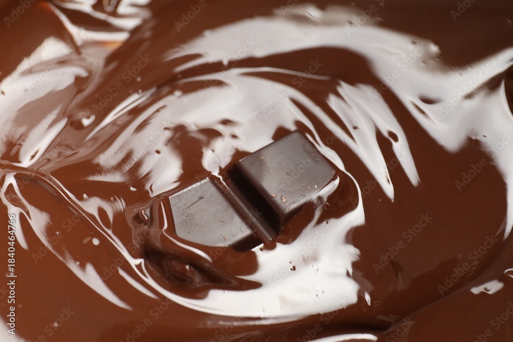 Obraz premium Tasty melted chocolate and piece as background, closeup