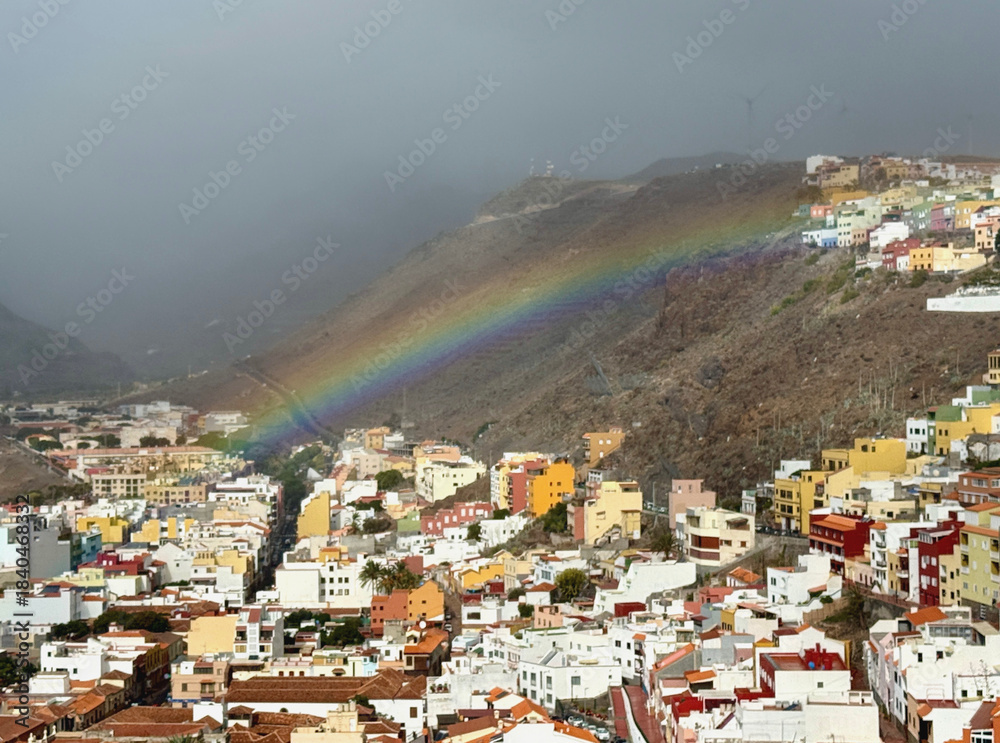 Naklejka premium Regenbogen über San Sebastian auf La Gomera