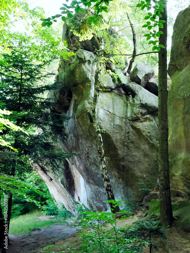 Diabli Kamień w Szczyrzycu to imponujący pomnik przyrody nieożywionej, kolosalna skała piaskowcowa będąca ostańcem, o której krążą legendy, że upuścił ją diabeł.