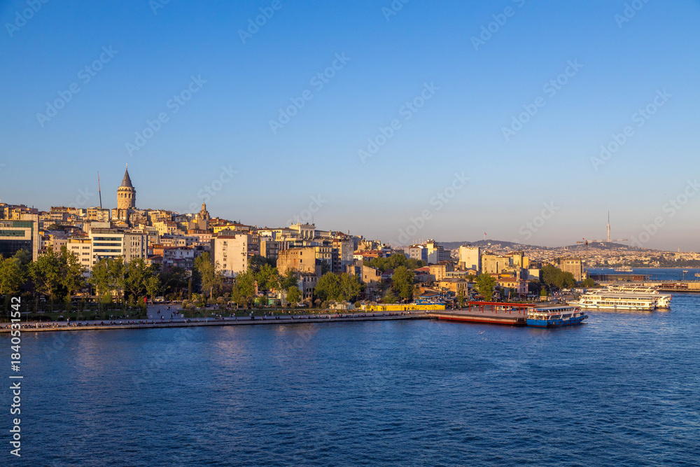 Obraz premium Panoramic view from Halic Bridge featuring the Galata Tower, Karaköy waterfront with ferries, and the distant Bosphorus. Istanbul, Turkey