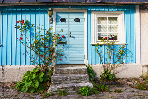 Blick auf ein historisches Haus in der Altstadt von Visby, Schweden