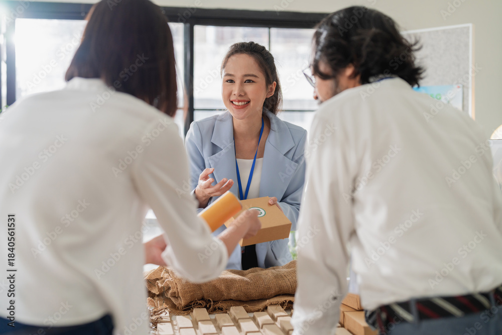 Obraz premium smart business team shares ideas and discusses new ways forward for recyclable, upcycled ESG packaging and material reuse to promote green earth product usage for the future.