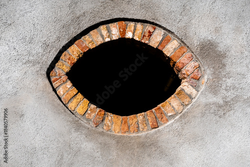 Dettaglio di una finestra con una cornice di mattoni sul muro di una casa di Burano