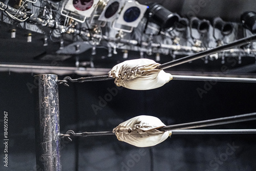 金属ポストとロープが並ぶプロレスリングのコーナー部分の接写／Close-up of wrestling ring corner post and ropes