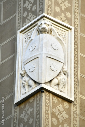 Simboli in marmo dei nobili antichi vissuti nei palazzi antichi di Firenze