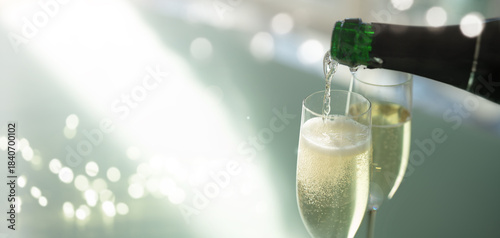Slika na platnu Pouring champagne into glasses