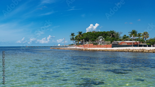 Φωτογραφία Aerial view of coastal homes and turquoise waters in Key West Florida