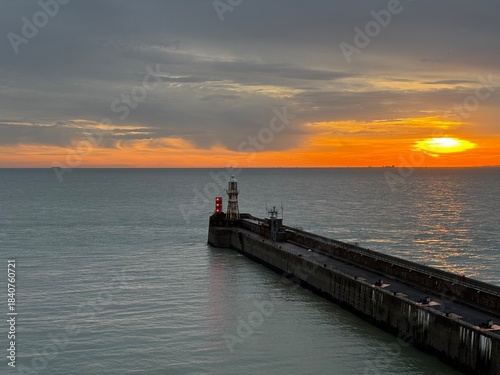 Hafeneinfahrt Dover, England,  mit Leuchtturm bei Sonnenaufgang