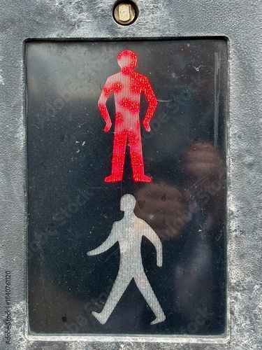 Fußgängerampel in Dover, England, mit rot leuchtendem Ampel-Männchen