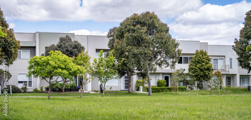 Canvas Print Modern residential townhouses in Point Cook, Melbourne, framed by a green verge and established street trees
