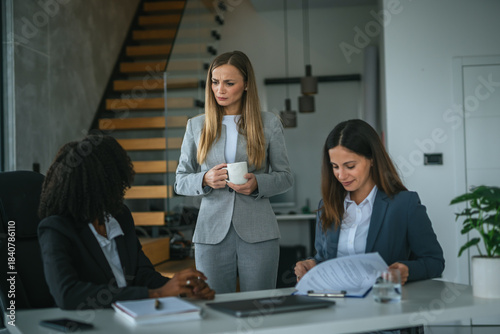Foto Businesswomen discussing a challenging document with concerned expressions