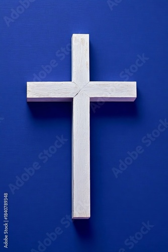 Croce di legno bianca su sfondo blu. Ripresa ravvicinata e minimalista