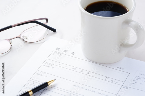 履歴書 - 就職活動（就活）のために、コーヒーを飲みながら、履歴書を用意しているイメージ
