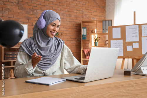 Muslim businesswoman in hij...