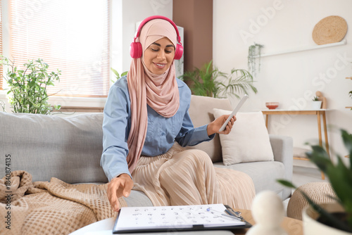 Young Muslim woman in headp...