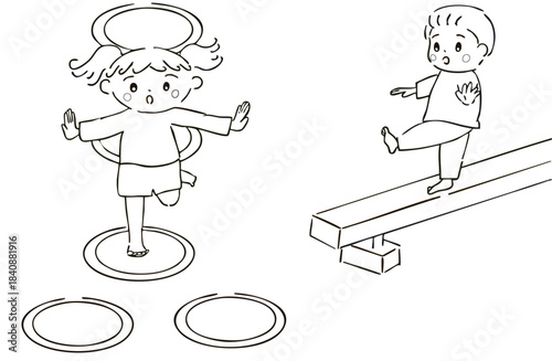 療育でサーキット運動をする子ども達／モノクロ