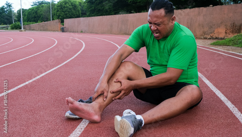 Tablou pe pânză Young adult male with his muscle pain during running