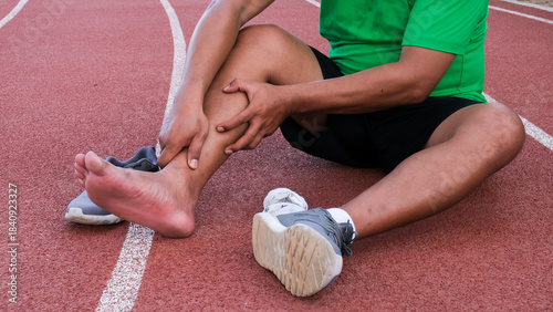 Tableau sur toile Young adult male with his muscle pain during running