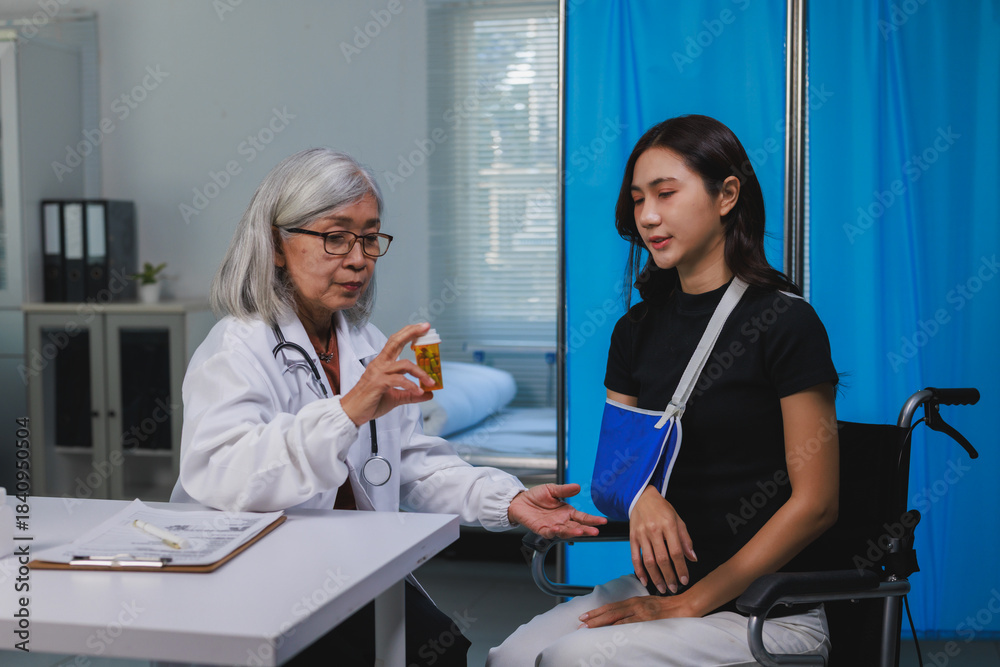 Obraz premium Doctor explaining medication to injured patient in wheelchair
