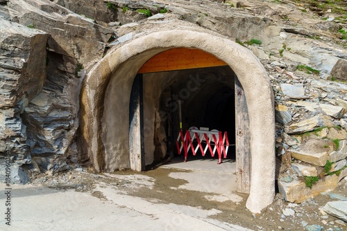 Φωτογραφία A captivating image of a tunnel entrance carved into a mountainside, suggesting hidden passages and adventure