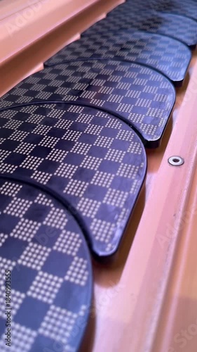 日本の映像　回転寿司のレーン