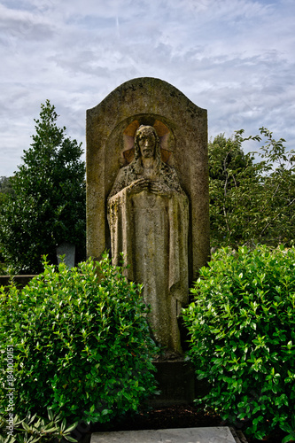 sehr alter stark verwitterter Grabstein mit Jesusfigur Friedhof in Goch