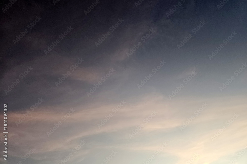 Obraz premium Beautiful skyscape during dusk with sun light.
