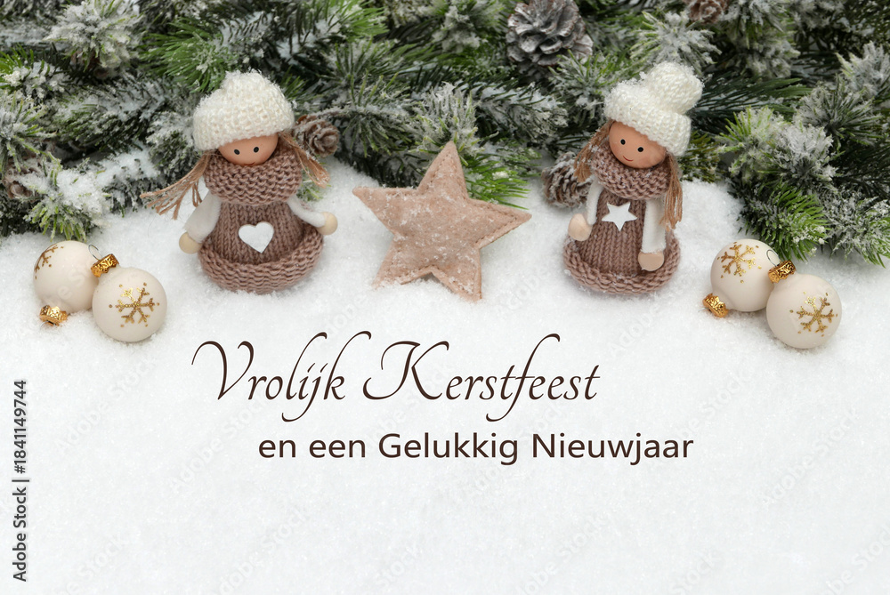 Obraz premium Kerstkaart: Nederlandse kerstgroeten met kerstversiering en dennentakken in de sneeuw. Fijne kerst en een gelukkig nieuwjaar.