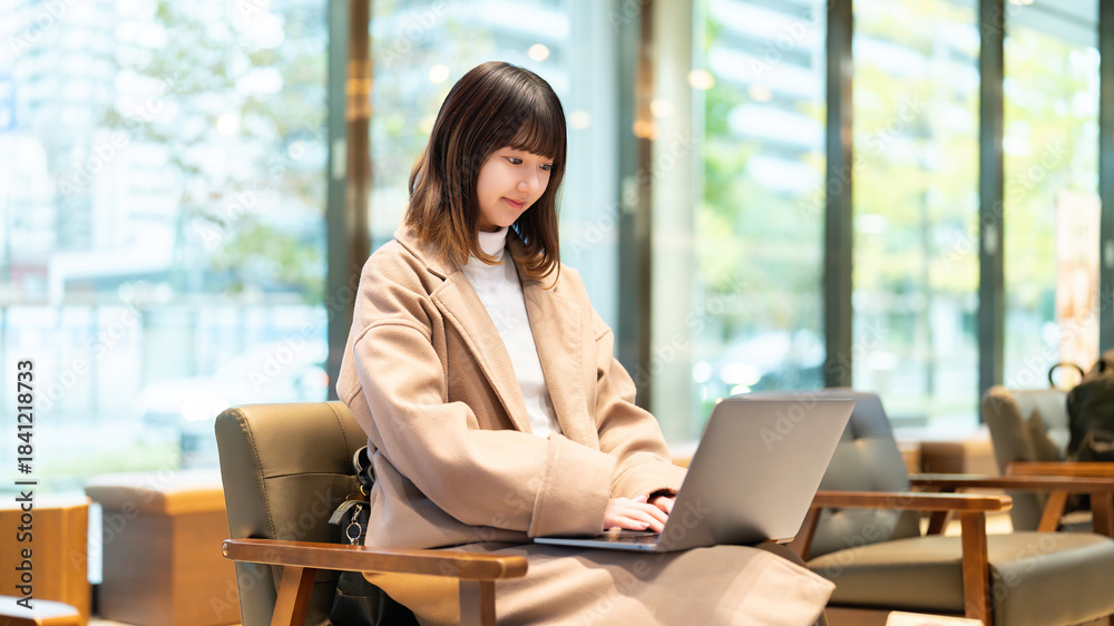 Fototapeta premium カフェでパソコンを使う女性