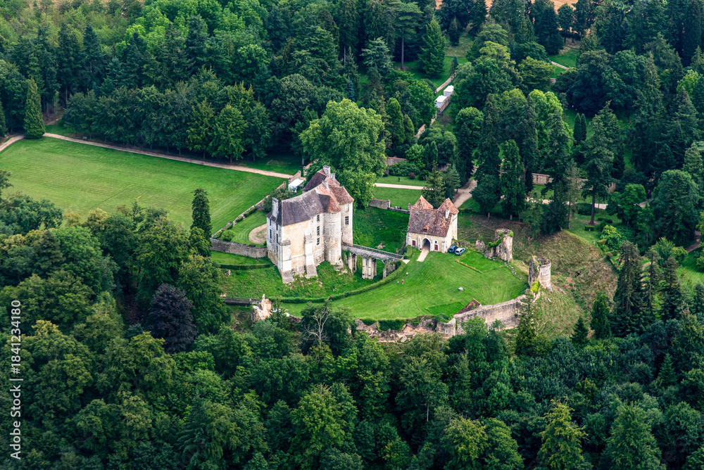 Fototapeta premium vue aérienne du château d'Harcourt en France