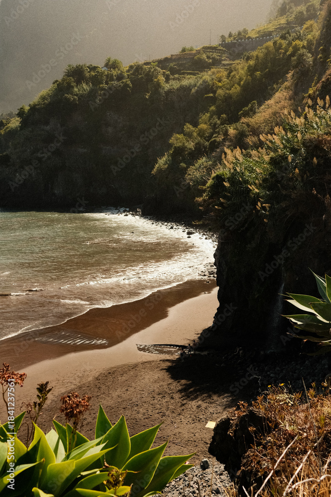 Fototapeta premium Tranquil cliffside retreat featuring lush greenery and scenic