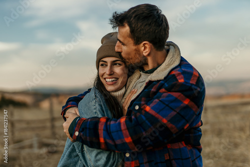 Fotografia Loving couple embracing outdoors enjoying happy moment