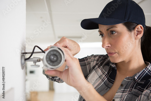 Fotografie a concentrated woman cctv installer