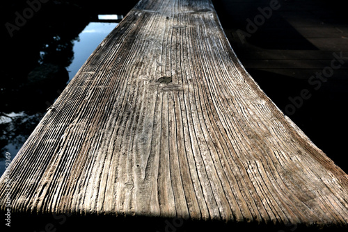 木漏れ日があたる板の模様