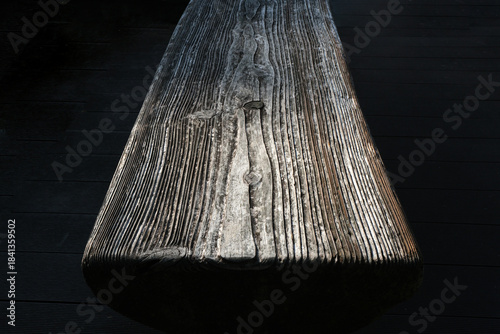 木漏れ日があたる板の模様