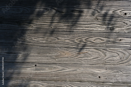 木漏れ日があたる板の模様