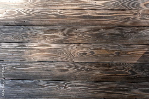 木漏れ日があたる板の模様