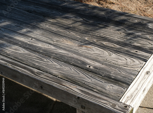 木漏れ日があたる板の模様