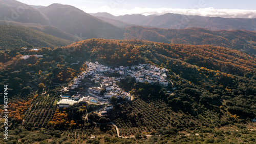 vista al amanecer del municipio de Parauta en la estación del otoño del valle del Genal, Andalucía