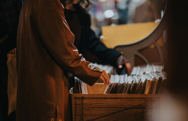 Fotobehang Muziekwinkel Vinylplaten zoeken op marktkraam  © qunica.com