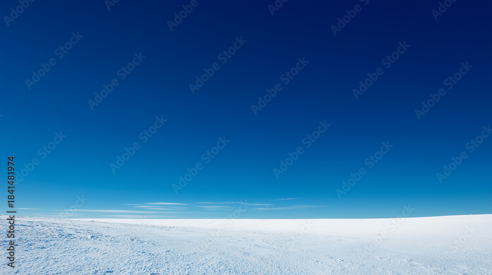 Obraz premium 抜けるような青空と広大な雪原のミニマルな風景