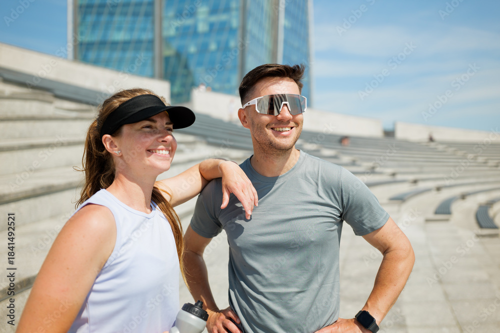 Obraz premium Couple enjoys time outdoors after workout in urban area