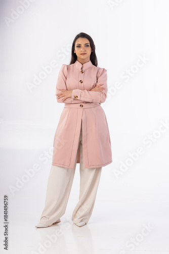 Foto Beautiful woman wearing professional medical healthcare lab coat in studio photo