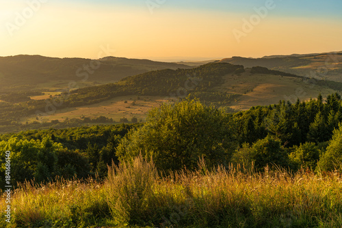 Blick vom Kreuzberg in die Rhönlandschaft im Abendlicht, Biosphärenreservat Rhön, Unterfranken, Franken, Bayern, Deutschland