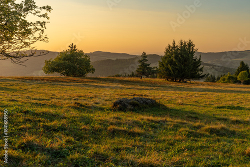 Blick vom Kreuzberg in die Rhönlandschaft im Abendlicht, Biosphärenreservat Rhön, Unterfranken, Franken, Bayern, Deutschland