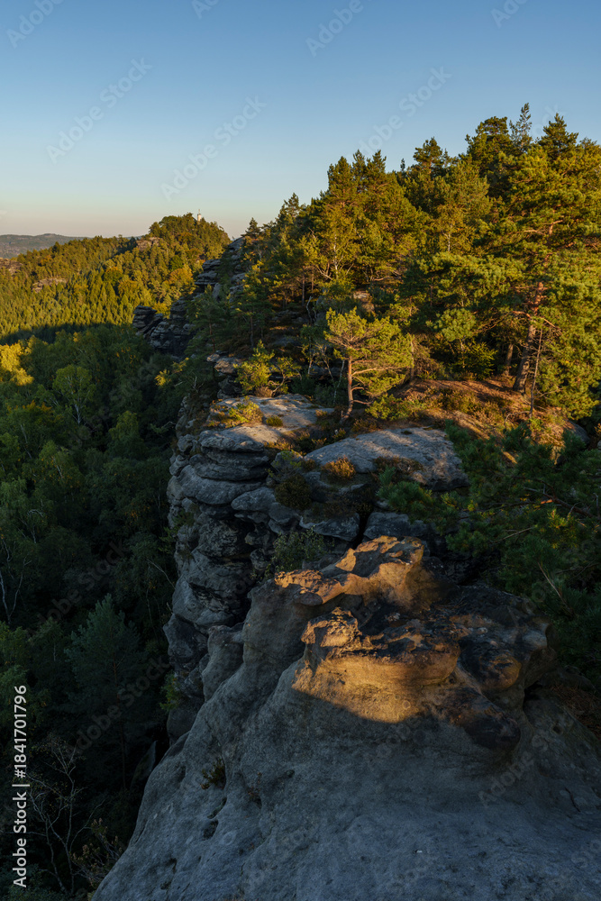 Obraz premium Abendstimmung über dem Gohrichstein in der Sächsische Schweiz beim Ort Gohrich, Stadt Königstein an der Elbe, Landkreis Sächsische Schweiz-Osterzgebirge, Sachsen, Deutschland