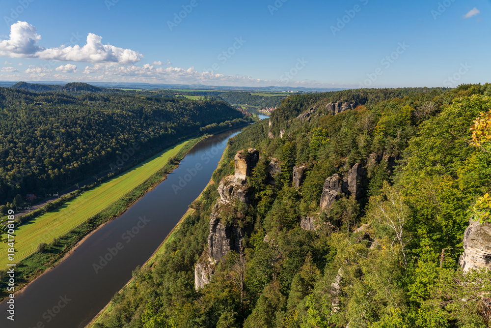 Obraz premium Felsformation Bastei im Nationalpark Sächsische Schweiz, Gemeinde Lohmen, Landkreis Sächsische Schweiz-Osterzgebirge, Sachsen, Deutschland