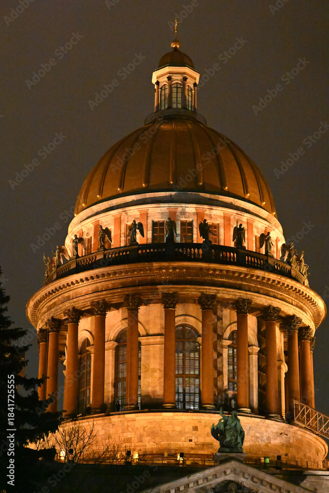 Naklejka premium Saint Isaac Cathedral by night in St. Petersburg, Russia