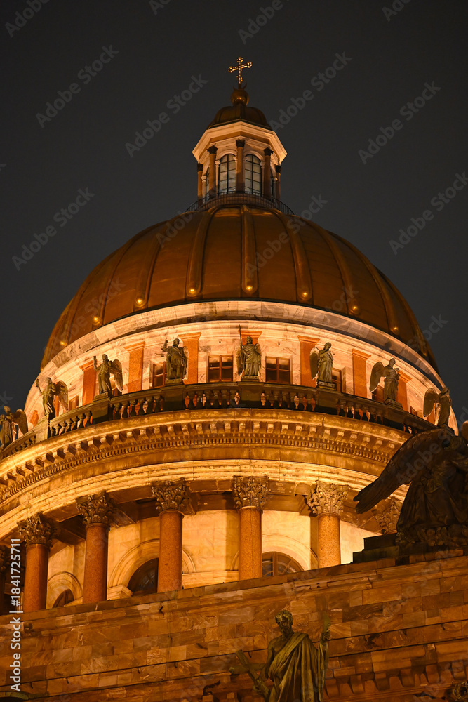 Naklejka premium Saint Isaac Cathedral by night in St. Petersburg, Russia